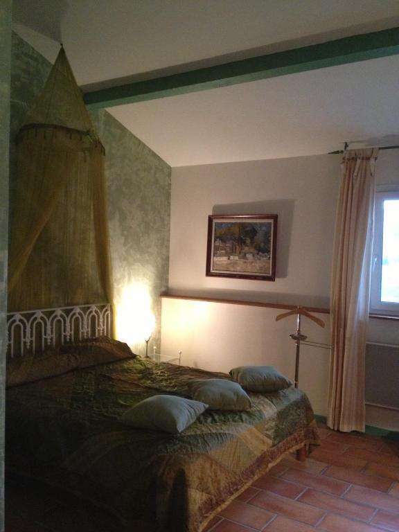 Les Jardins Du Rebaut Bed & Breakfast Béziers Oda fotoğraf