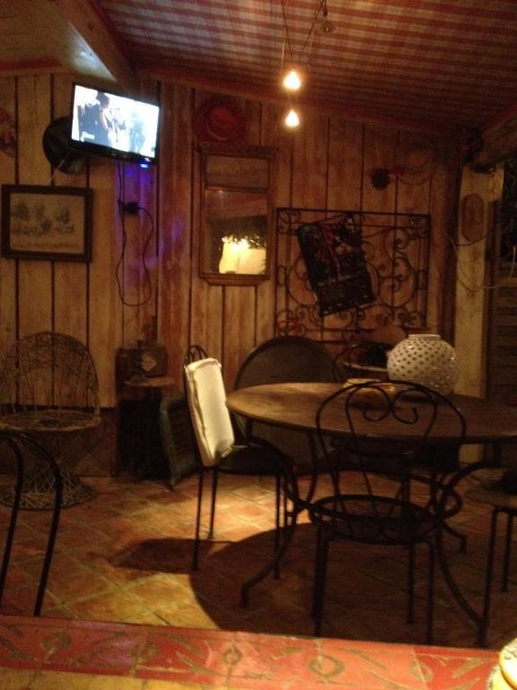 Les Jardins Du Rebaut Bed & Breakfast Béziers Oda fotoğraf